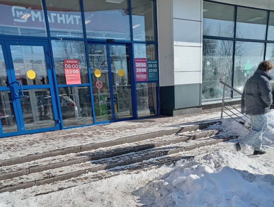 Cотрудники администрации Центрального округа обнаружили проблемы с содержанием прилегающих территорий и входных групп ряда торговых объектов