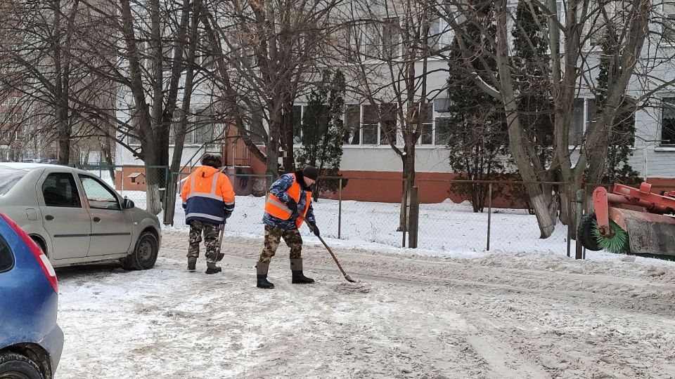 В Курске расчистили подъездные пути вдоль детского сада № 110