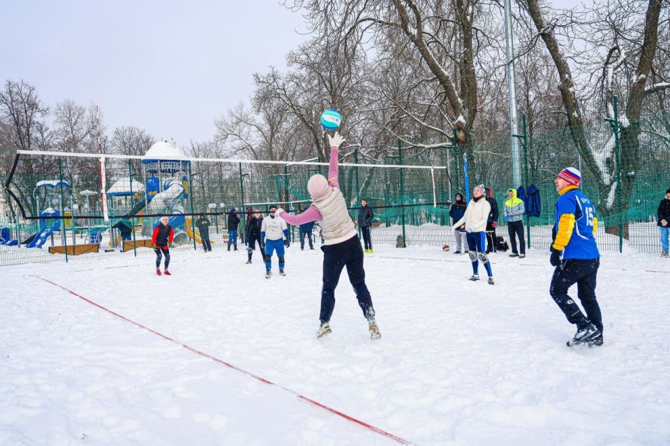 В Курске впервые состоялись соревнования по волейболу на снегу среди любительских команд