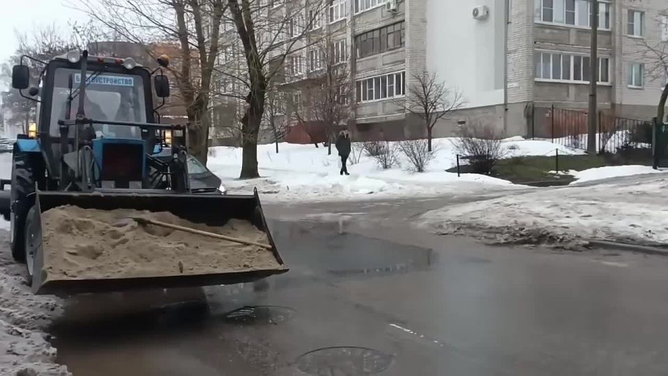 Работники ООО «Благоустройство» прямо сейчас трудятся на улицах Мирной, Радищева и Димитрова