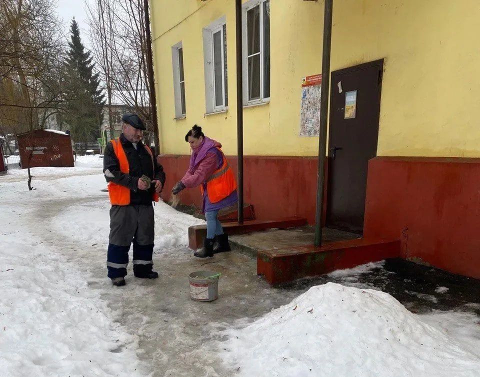 Сотрудники администрации Железнодорожного округа продолжают следить за состоянием прилегающих территорий