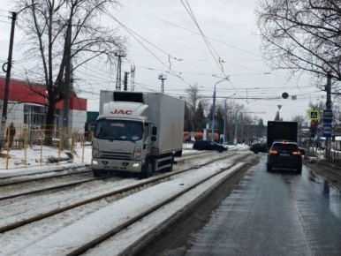 В Курске грузовик вылетел на рельсы, остановив движение трамваев