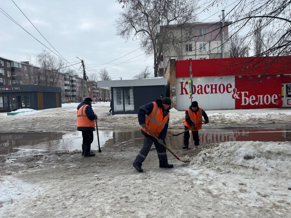 Усиленная уборка снега и наледи продолжается в Сеймском округе Курска
