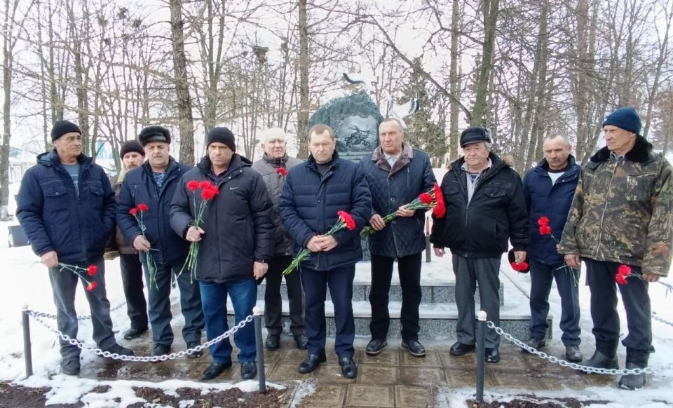 В парке поселка Черемисиново прошел торжественный митинг, посвященный памяти воинов, выполнивших свой служебный долг за пределами Отечества