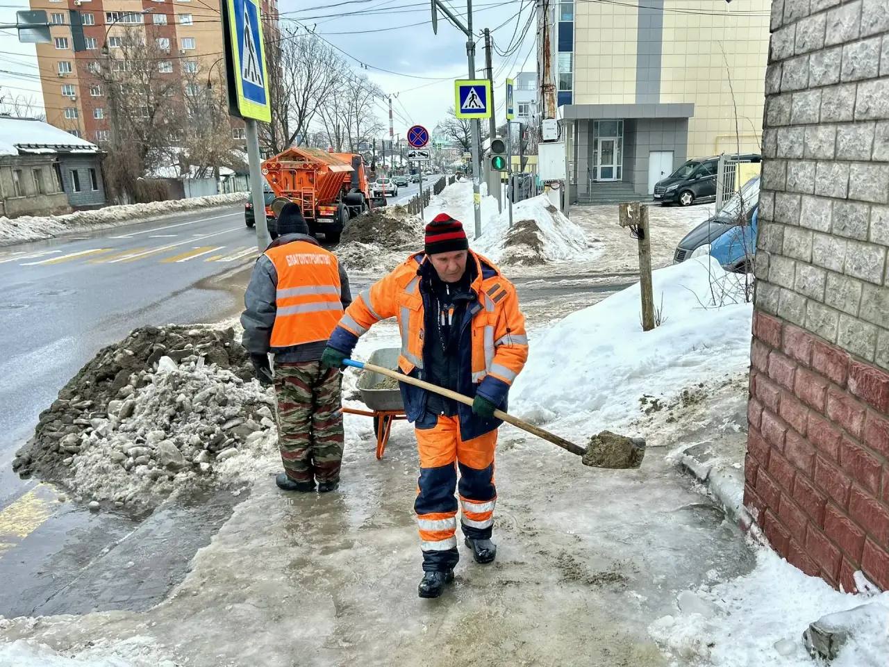Курские коммунальщики круглосуточно трудятся в борьбе с перепадами погоды
