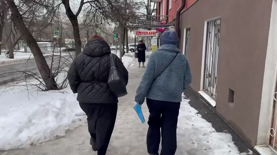 По поручению главы города Евгения Маслова сотрудники администрации провели выездной рейд для проверки своевременной и качественной уборки льда и снега на прилегающих к предпринимательским объектам территориях