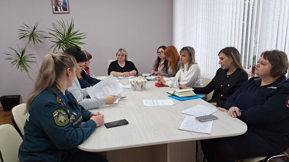 В Администрации Железногорского района состоялось очередное заседание комиссии по делам несовершеннолетних и защите их прав