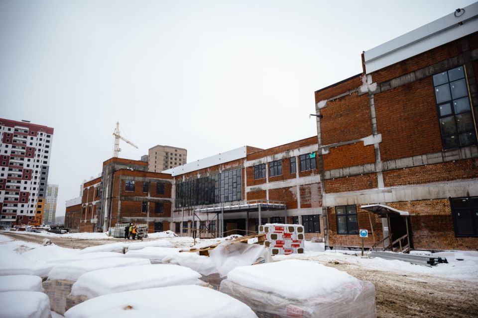 В ходе рабочего визита в Курскую область министр просвещения РФ Сергей Кравцов посетил строящуюся школу на проспекте Надежды Плевицкой в Курске