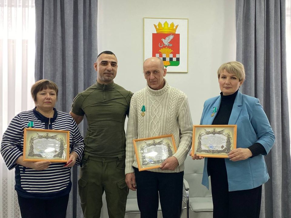 Нина Голубева: Сегодня в очередной раз состоялось вручение медалей «За помощь фронту» и благодарственных писем от командиров войсковых частей тем, кто на протяжении долгого времени оказывает помощь и поддержку нашим воинам...