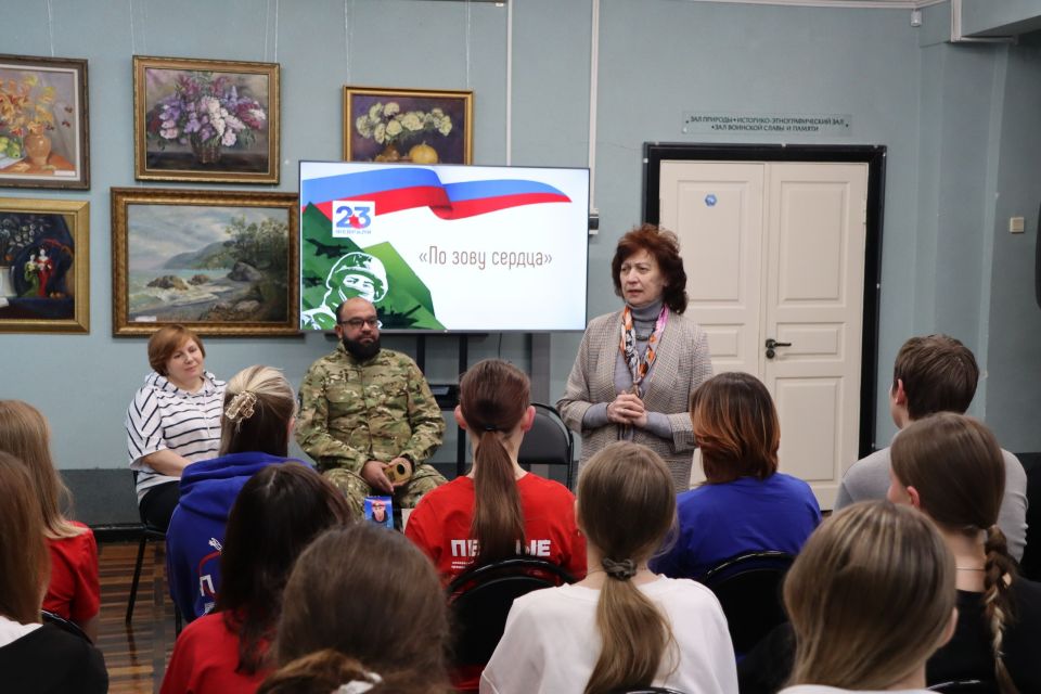 В Железногорском краеведческом музее прошла особенная гостиная «По зову сердца», посвященная Году единства народов России