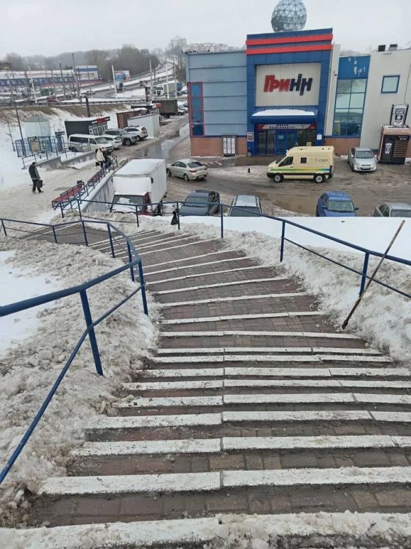 В Сеймском округе привели в порядок лестничный спуск вдоль ПАО "Россети Центр" - "Курскэнерго" Курский РЭС