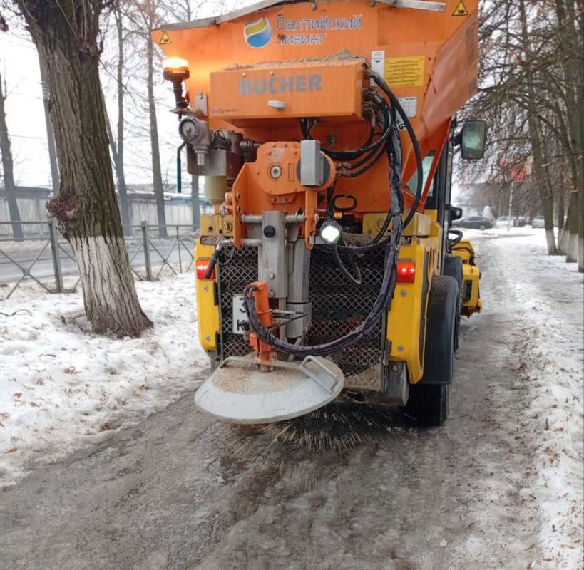 Курские дороги очищают от гололеда