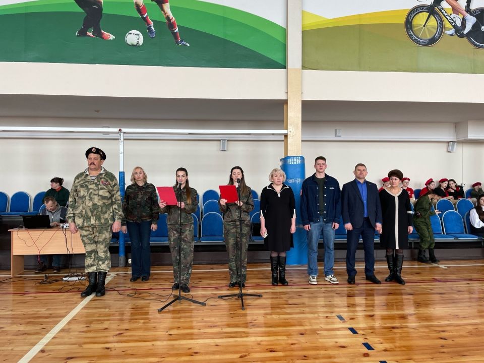 13 февраля в физкультурно-оздоровительном комплексе посёлка Поныри прошла военно-спортивная игра «Достойные потомки», приуроченная к 83-летию освобождения Поныровского района от немецко-фашистских захватчиков