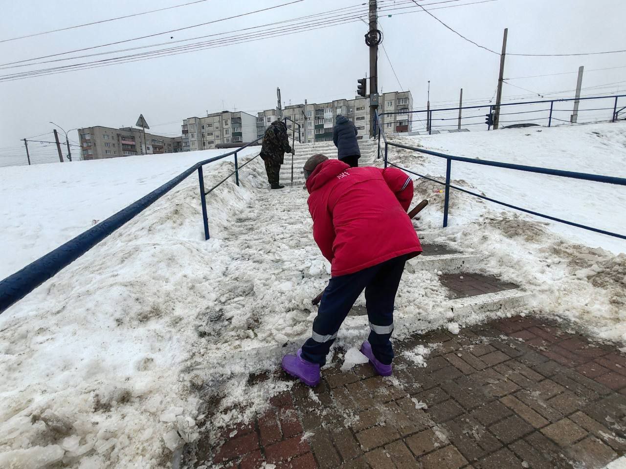 В Сеймском округе очистили ото льда и снега лестничный спуск вдоль ПАО "Россети Центр" - "Курскэнерго" Курский РЭС