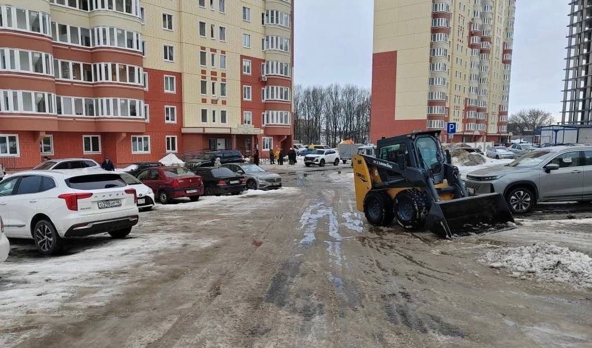 В Курске за день расчистили более 120 улиц и лестниц от снега и наледи