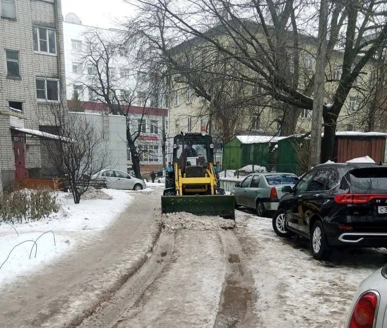 В Курске продолжают расчистку улицы от снега