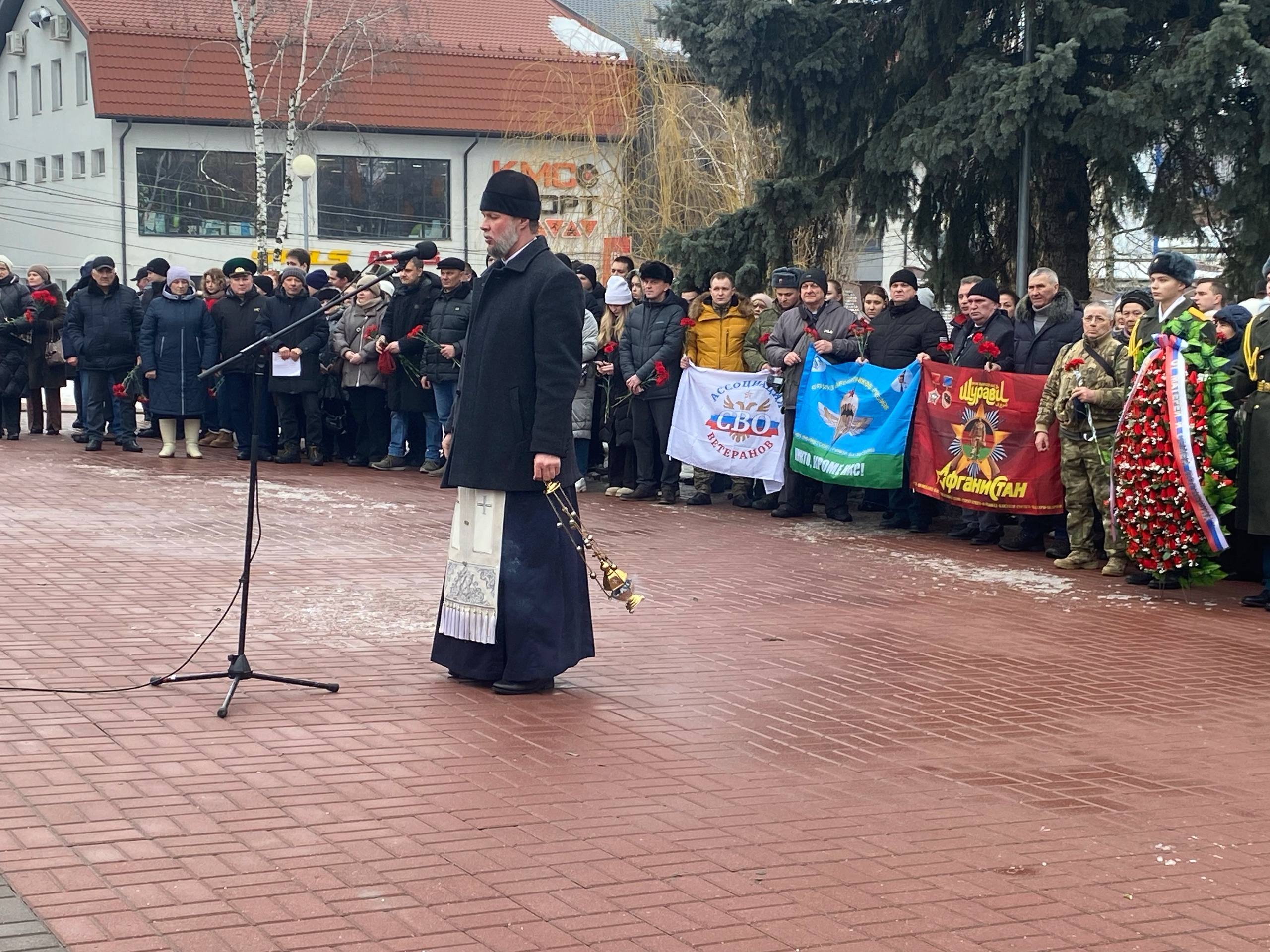 В Георгиевском сквере Курска состоялось возложение цветов к памятнику «Скорбящая мать» в память о воинах, погибших в Республике Афганистан