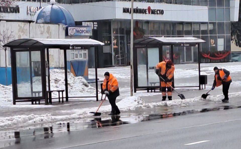 Дорожники продолжают убирать город от снега и наледи