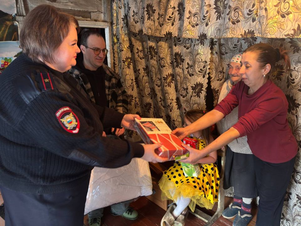 Полицейские и общественники помогли маленькой жительнице Железногорского района