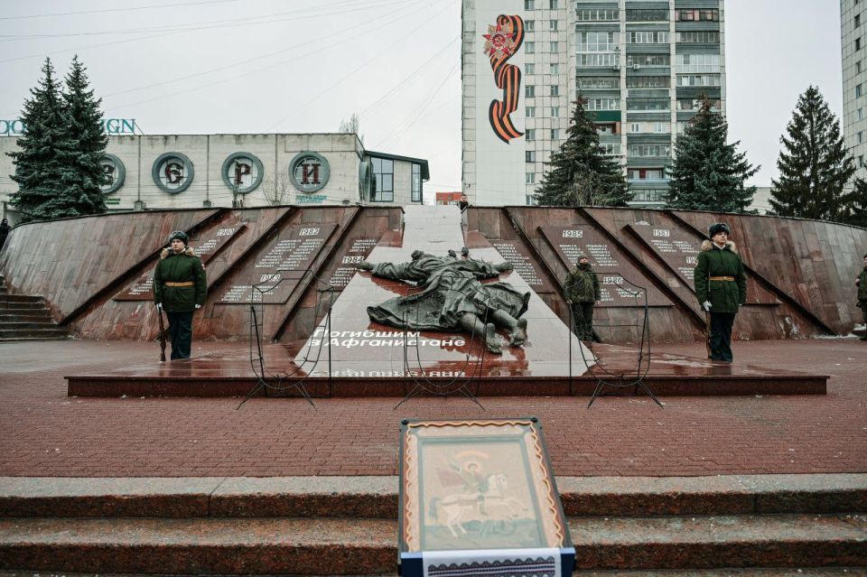 Мероприятия, посвящённые Дню памяти о россиянах, исполнявших служебный долг за пределами Отечества, в Курске по традиции прошли в Георгиевском сквере