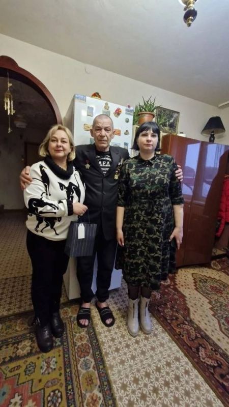 В очередную годовщину вывода Советских войск с территории Афганистана, Глава Панинского сельсовета - Елена Николаевна Мерцалова, совместно с работниками культуры и Панинской библиотеки, поздравили на дому...