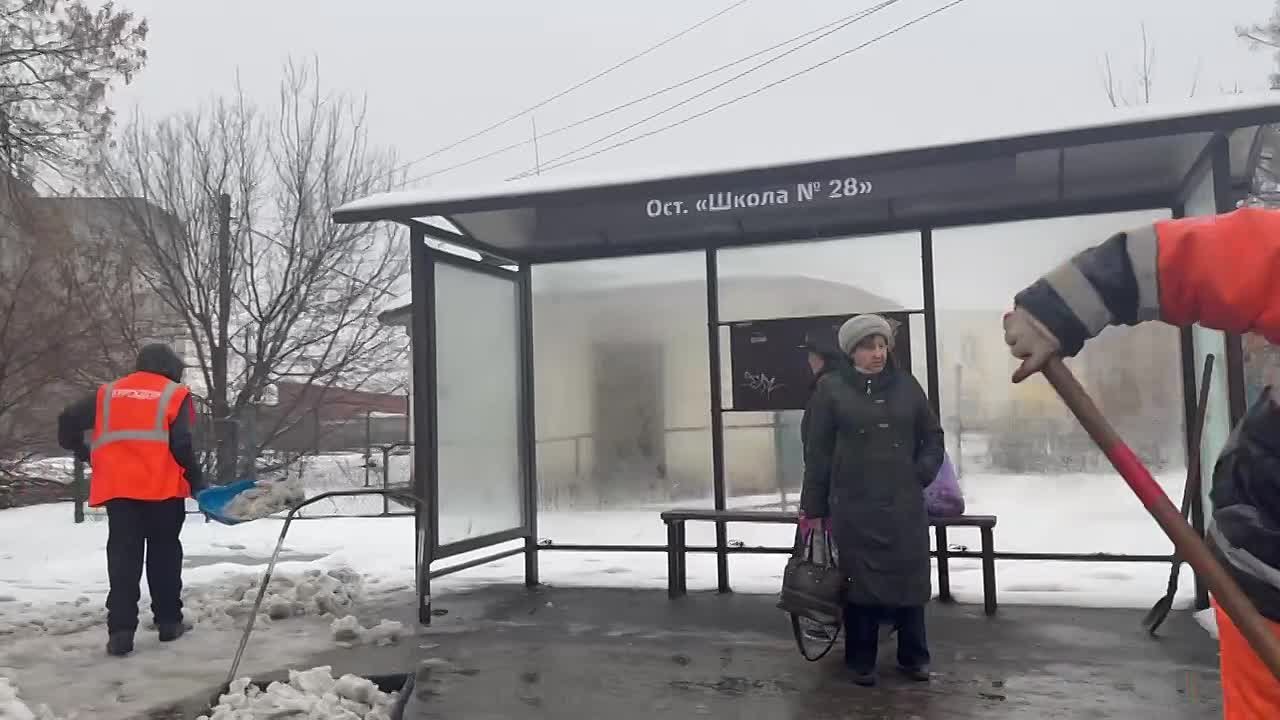 Дорожные рабочие продолжают ручную уборку остановок от наледи, уделяя особое внимание безопасности пешеходов