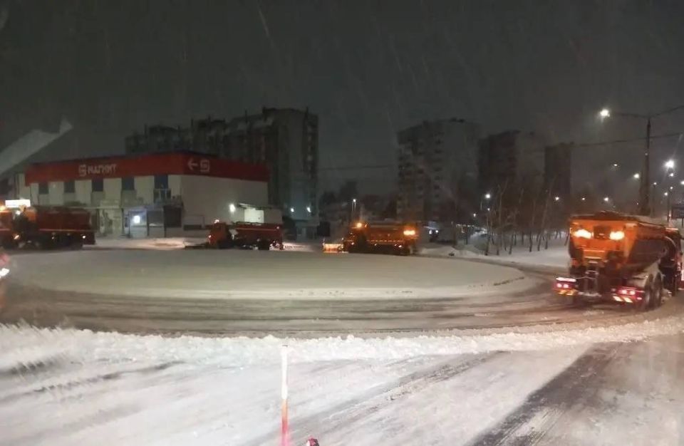 Ночью в Курске в борьбе со снежной стихией участвовали дорожники и 64 единицы техники