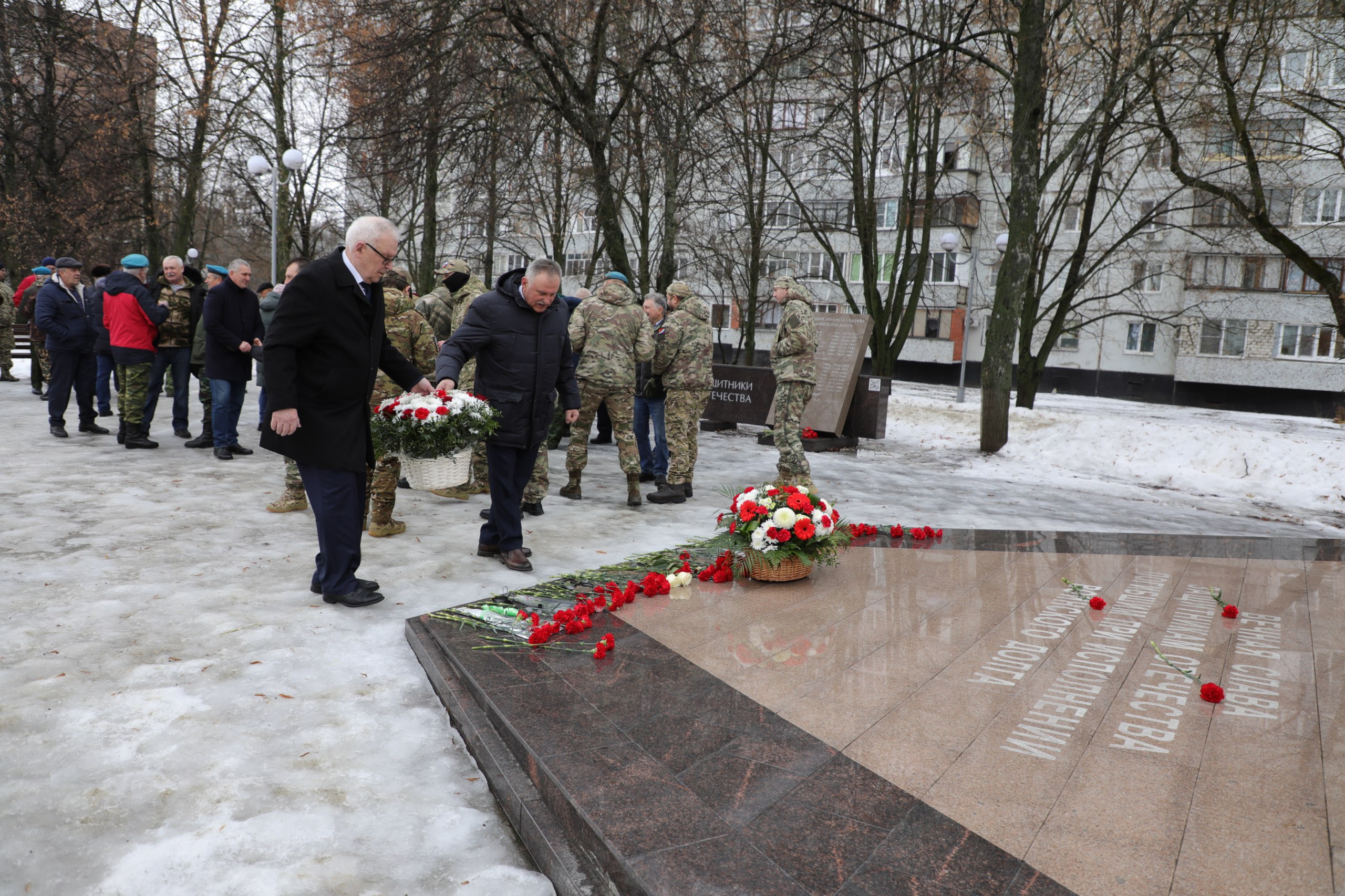 В 37-ю годовщину вывода советских войск из Афганистана руководители и работники Курской АЭС почтили память воинов-интернационалистов и возложили цветы к памятнику «Черный тюльпан»