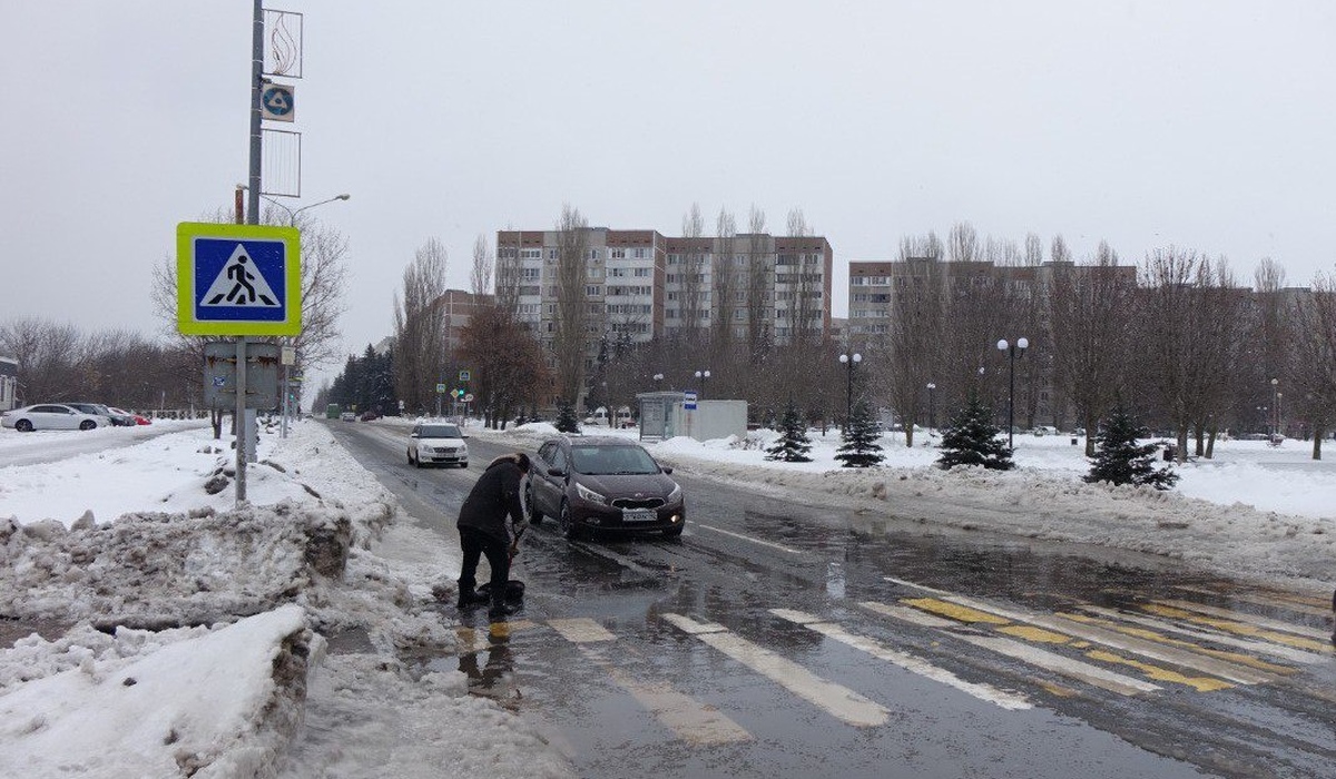 В Курчатове 122 человека участвуют в расчистке дорог от снега