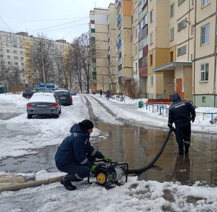 На Союзной, 14 в Курске откачали воду