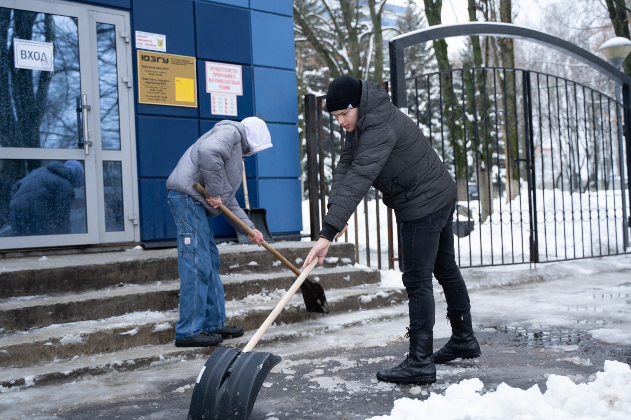 Студенты ЮЗГУ помогли расчистить дороги Курска от снега