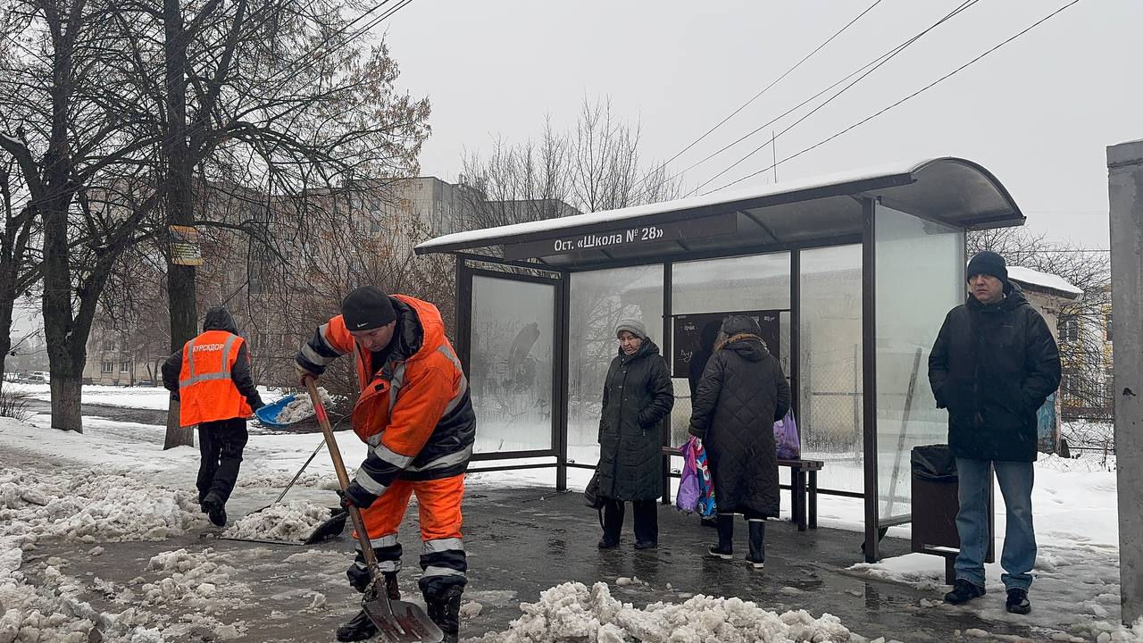 В Курске группа специалистов очищает дороги на Волокно