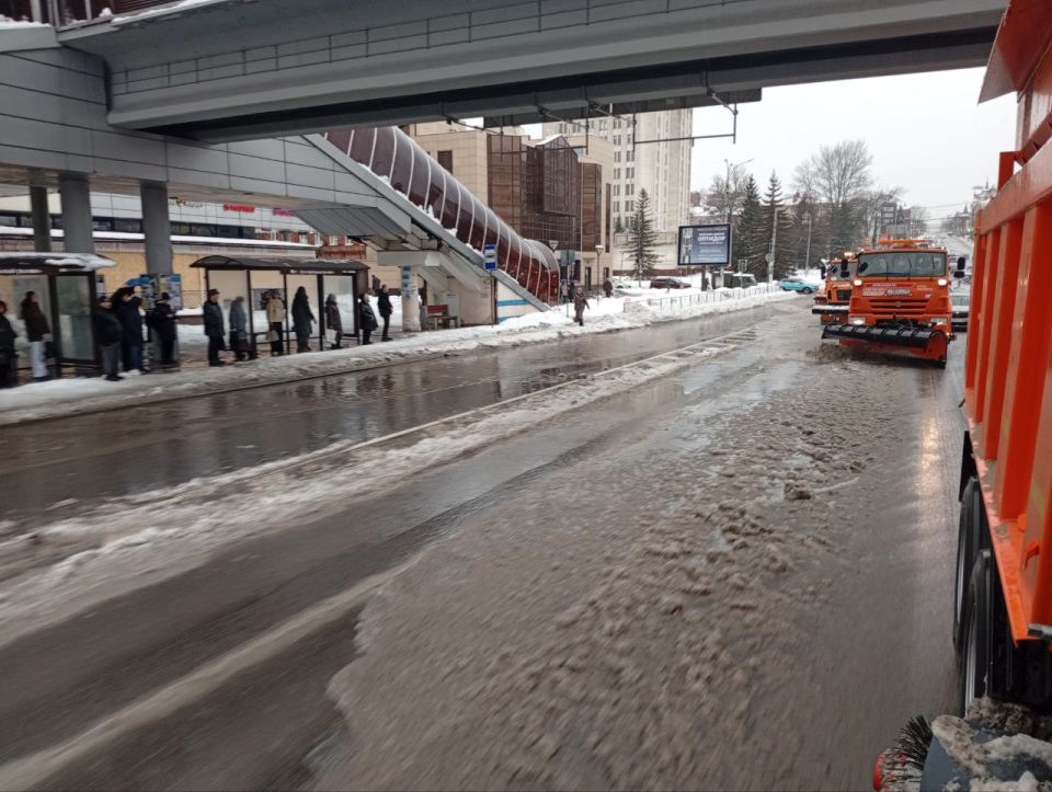 По всем округам Курска продолжают расчищать дороги