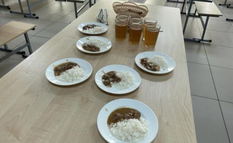 Хинштейн запретил кормить льготников в школах за отдельными столами