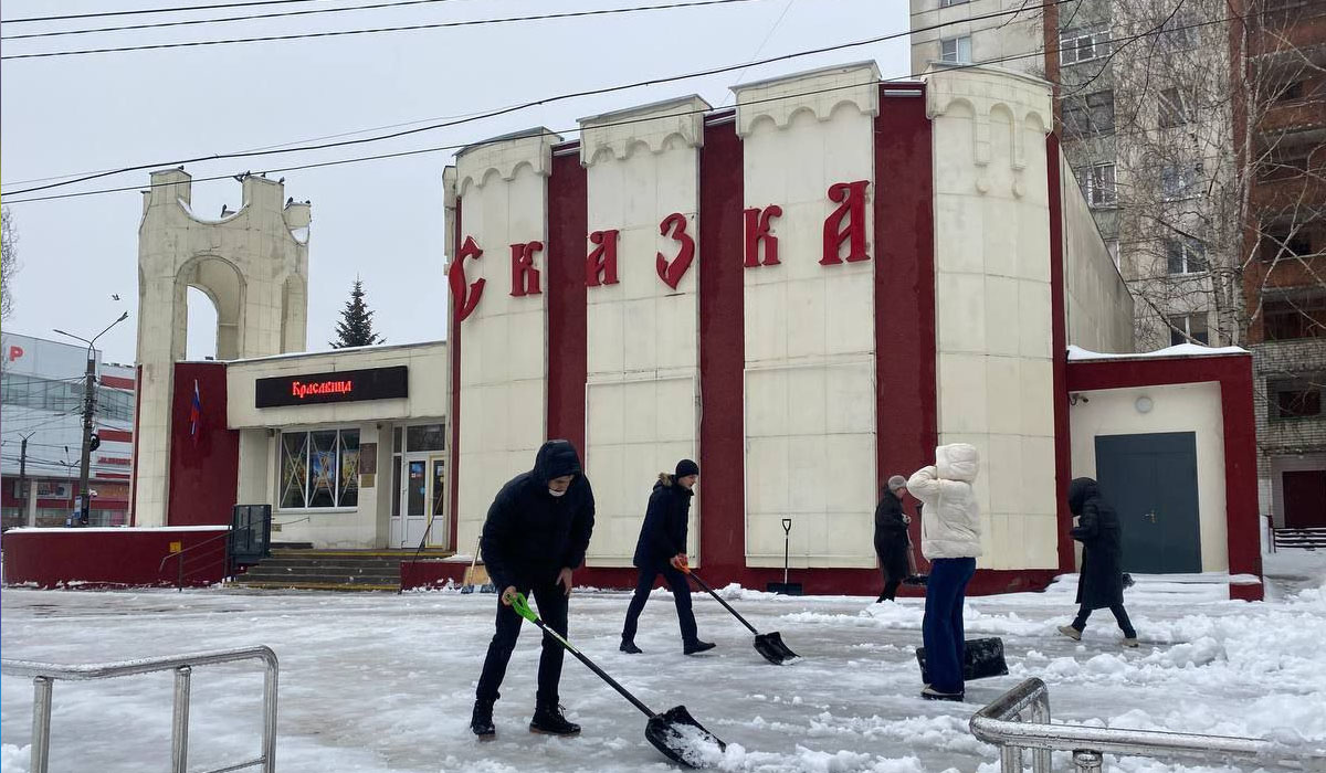 В Курске сотрудники культуры расчистили снег у учреждения