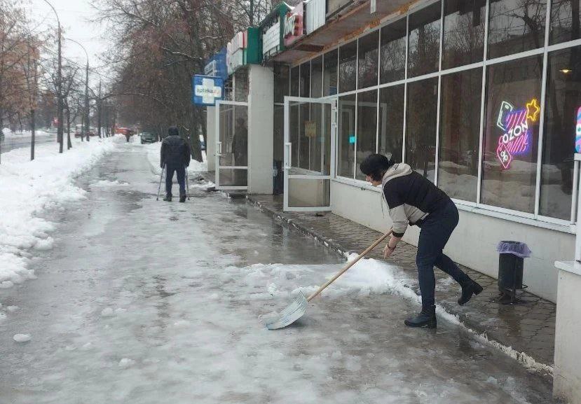 В Курске проверили расчистку подходов к торговым точкам