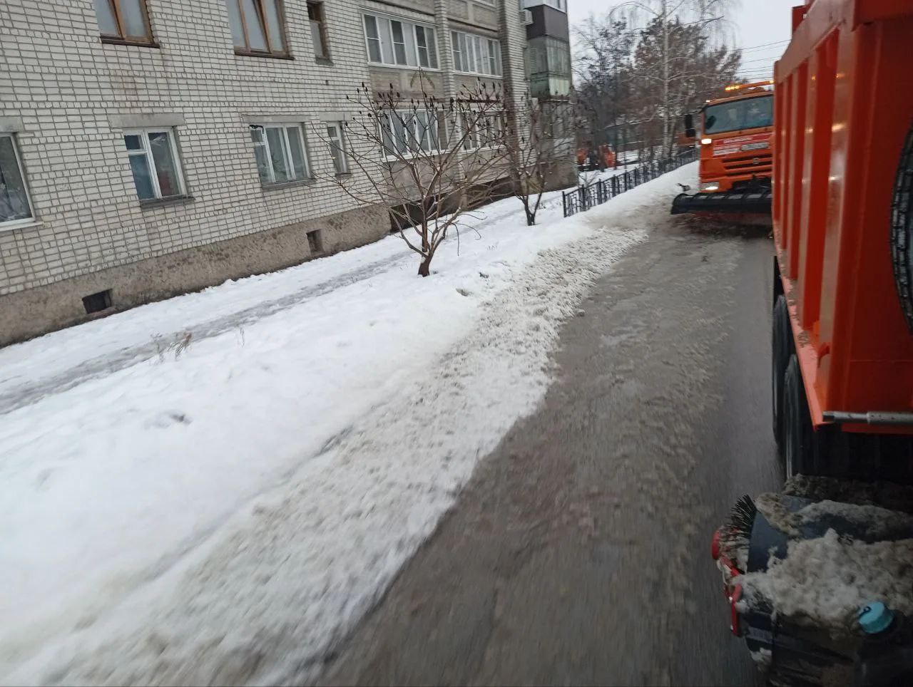 Работа продолжается.. Максимум усилий коммунальных служб сосредоточено на устранении последствий серьезной непогоды