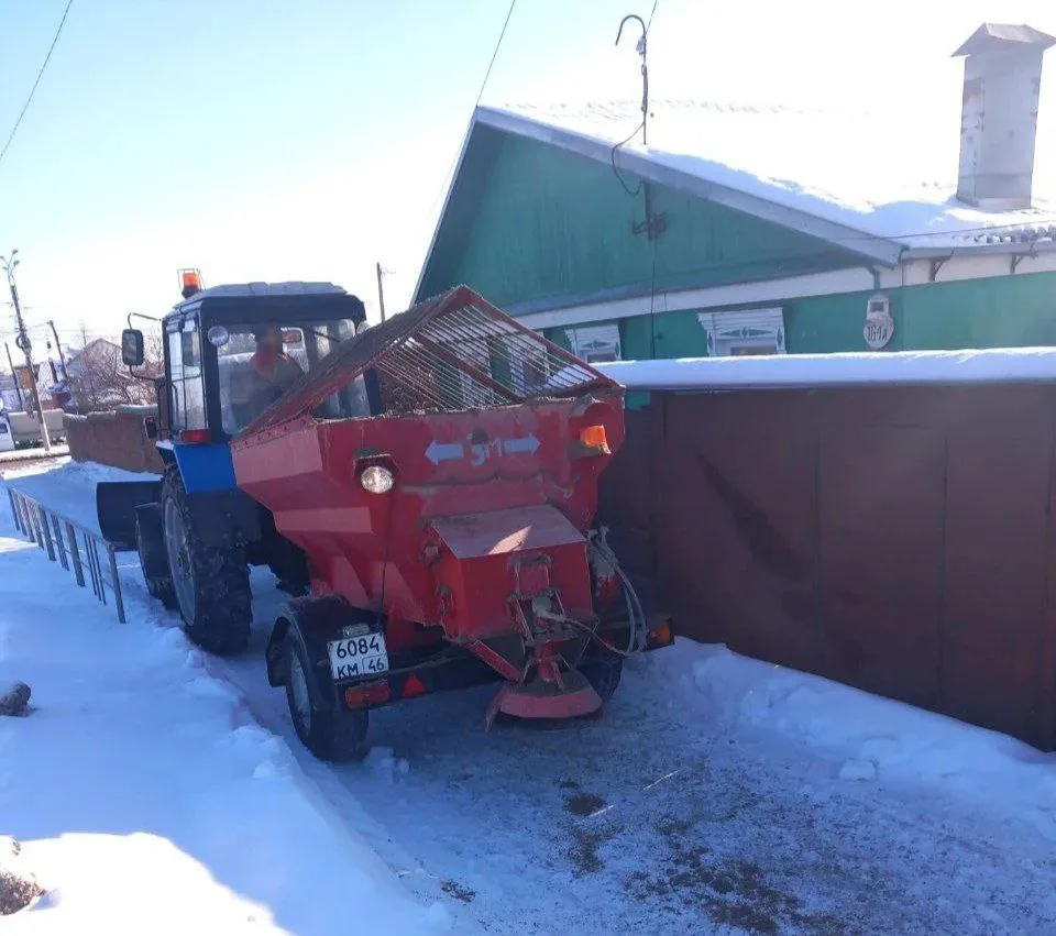 На дорогах Курска днем работают 67 единиц техники и 75 человек