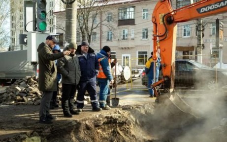Глава города Евгений Маслов выехал на место порыва на улице Карла Либкнехта