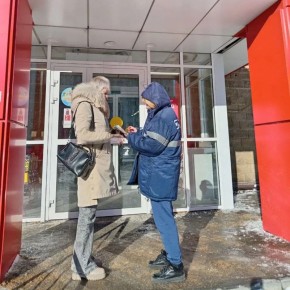 В Центральном округе Курска проверили уборку снега у торговых точек