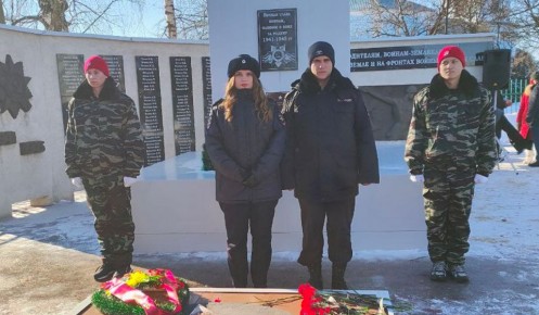 Курские полицейские возложили цветы к Вечному огню