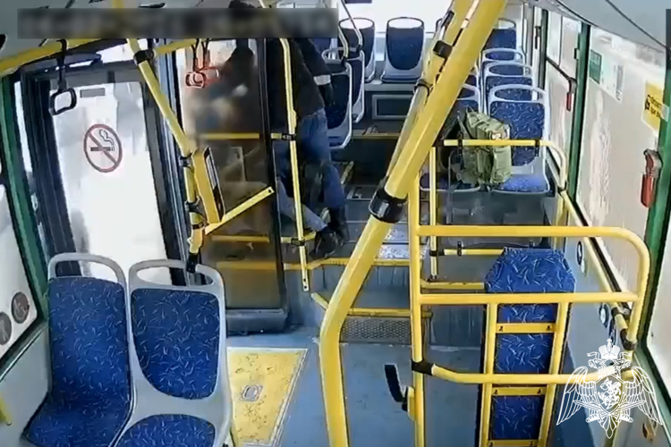 В Курске росгвардеец оказал первую помощь мужчине с приступом эпилепсии