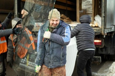 В Курске восстановили стекла расстрелянной остановки, заплатила мама хулигана