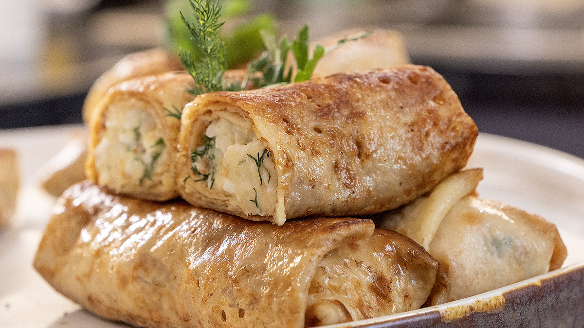 Как сделать тонкие блины с пикантной рыбной начинкой, которые удивят всех