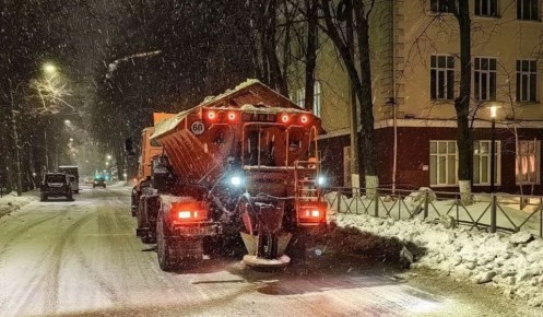В Курске снег в непогоду убирают 80 единиц техники