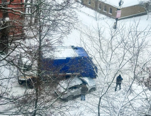 В центре Курска авария с мусоровозом заблокировала улицу