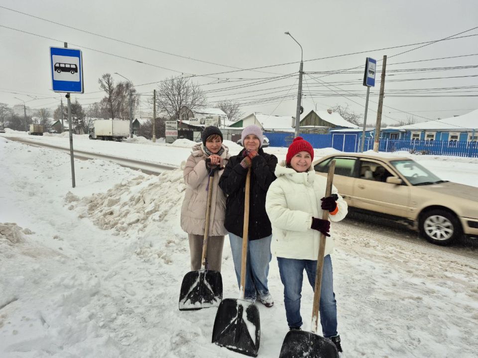 Курские известинцы тоже взялись за лопаты