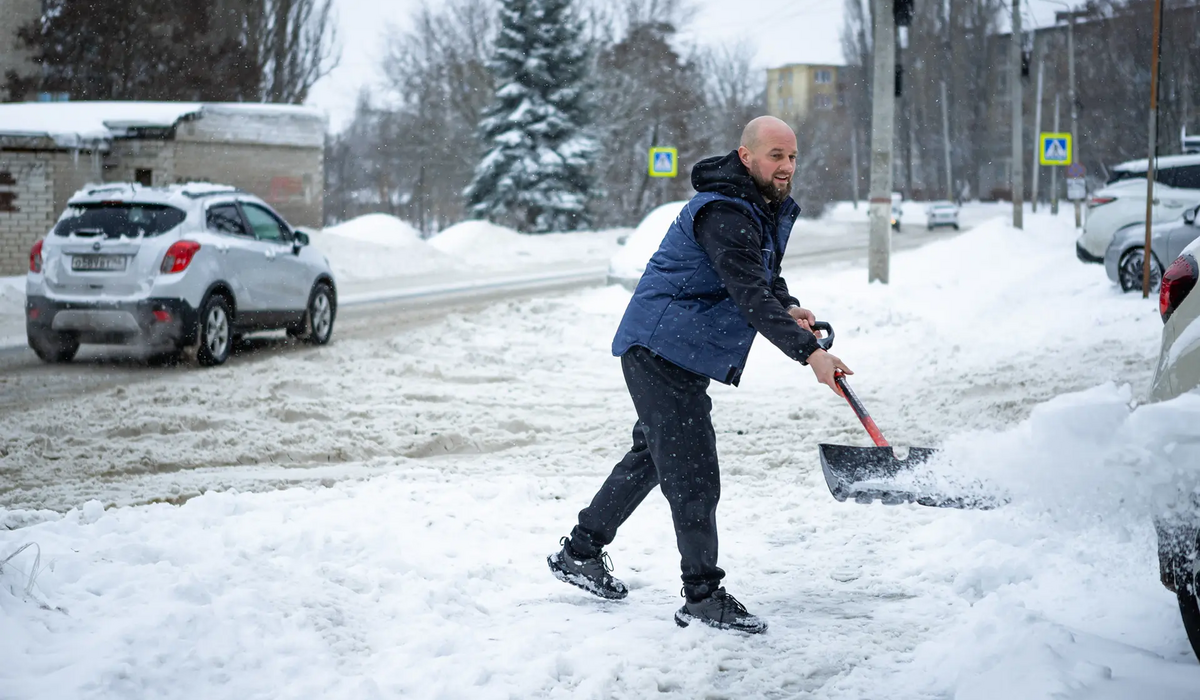 Глава Курска Евгений Маслов лично вышел на уборку улиц после сильного снегопада