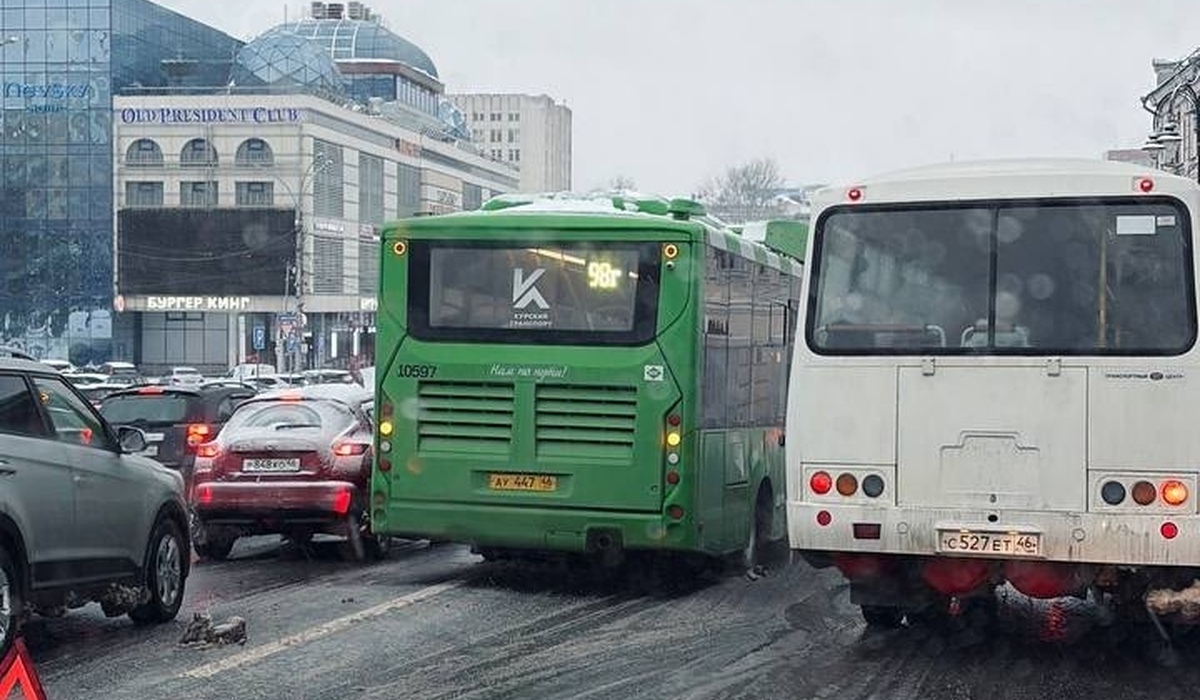 В Курске около Центрального рынка произошло ДТП с "Волгабасом"