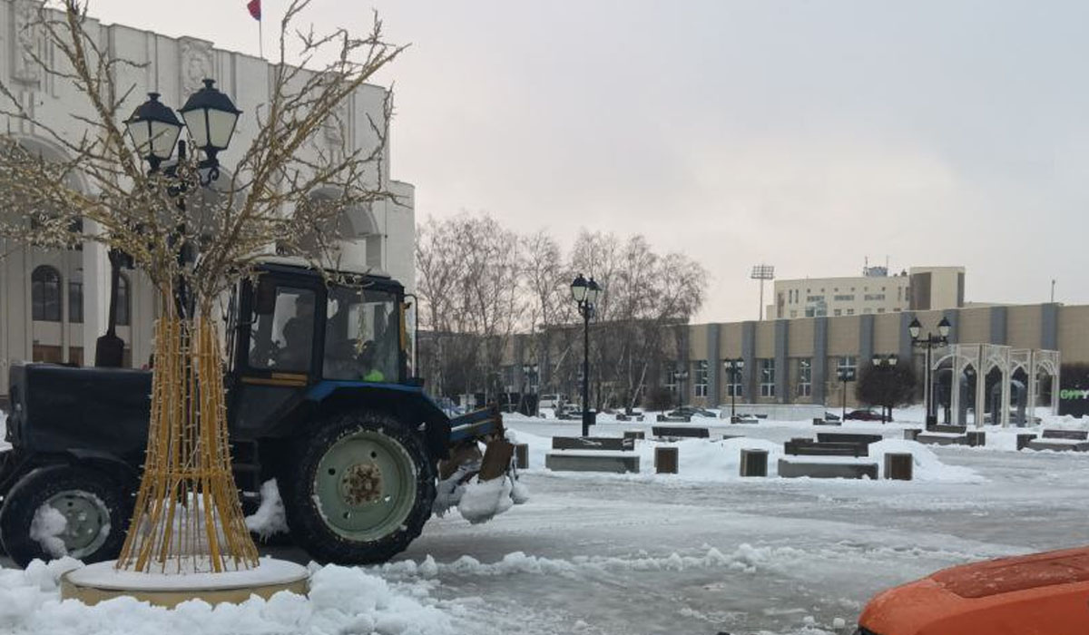 В Курске 7 единиц снегоуборочной техники расчищают общественные пространства